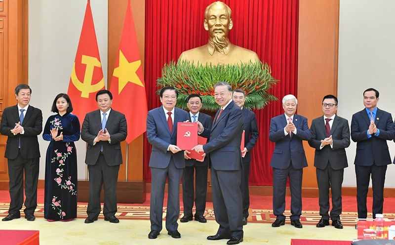 General Secretary To Lam presented the Politburo's Decision on the functions, tasks, and organizational structure of the Central Internal Affairs Commission to Mr. Phan Dinh Trac - Politburo member, Secretary of the Party Central Committee, Head of the Central Internal Affairs Commission. Photo: Dang Phuoc