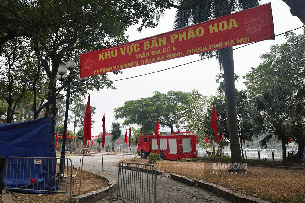 Ghi nhan sang ngay 31.12, cong tac chuan bi ban phao hoa thoi khac buoc sang nam 2025 tai khu vuc Ho Van Quan (quan Ha Dong, Ha Noi) dang duoc luc luong chuc nang gap rut hoan thien.