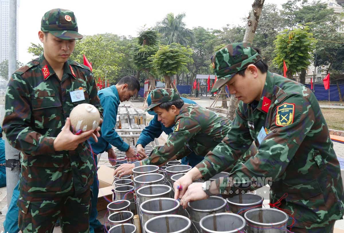 Cac gian phao hoa tam cao da duoc lap dat co dinh, san sang dua phao vao ong phong.