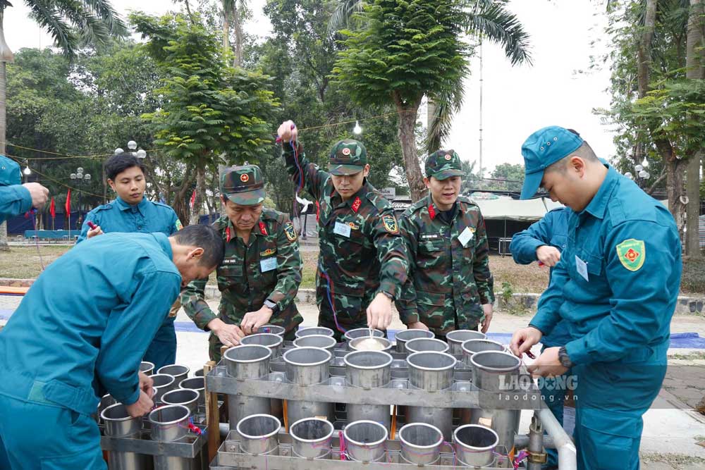 Tu hao voi nhiem vu duoc giao, cac can bo, chien si tai day san sang de lai nhung giay phut sum hop ben gia dinh trong gio phut giao thua de phuc vu nhan dan thuong thuc phao hoa don Tet Duong lich 2025.