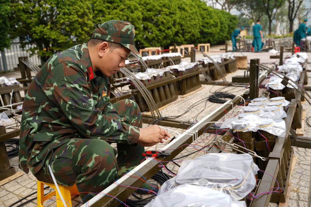 (2)Sang 31.12, tai cong vien ham vuot song Sai Gon, cong tac chuan bi cho tran dia phao hoa bao gom 1.500 qua phao hoa tam cao, 90 gian phao hoa tam thap, 10 gian phao hoa hoa thuat da san sang.