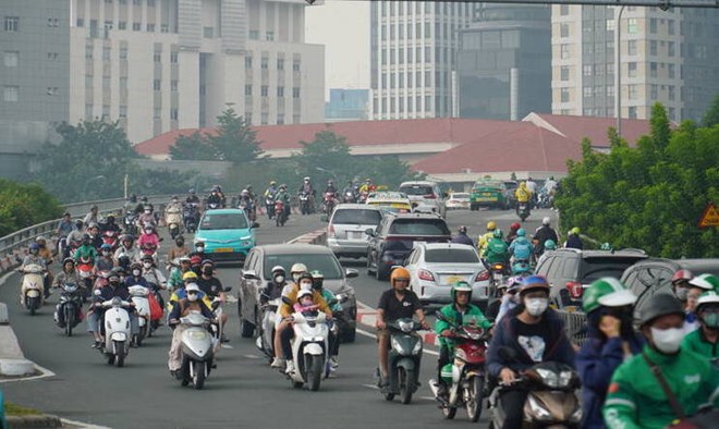 Bầu trời TPHCM mù mịt, nồng độ bụi mịn báo động đỏ