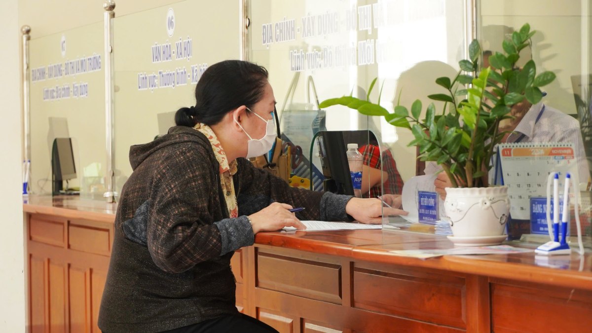 Nguoi dan den giai quyet thu tuc hanh chinh tai phuong Thoi Binh (moi). Anh: Yen Phuong