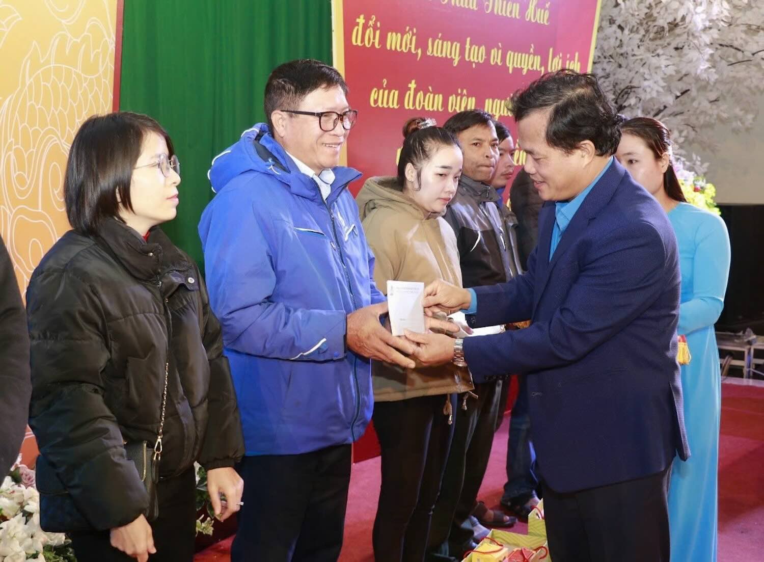 Chairman of Thua Thien Hue Labor Federation Le Minh Nhan presents gifts to union members and workers in difficult circumstances. Photo: Phuc Dat.