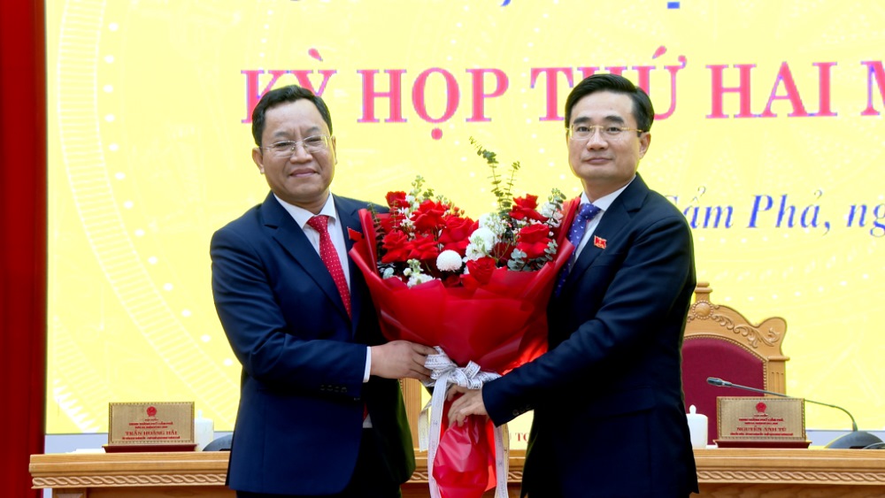 Mr. Nguyen Anh Tu - Member of the Executive Committee of the Quang Ninh Provincial Party Committee, Secretary of the City Party Committee, Chairman of the People's Council of Cam Pha City - presented flowers to congratulate Mr. Nguyen Tien Phong (left). Photo: Cam Pha Information Portal