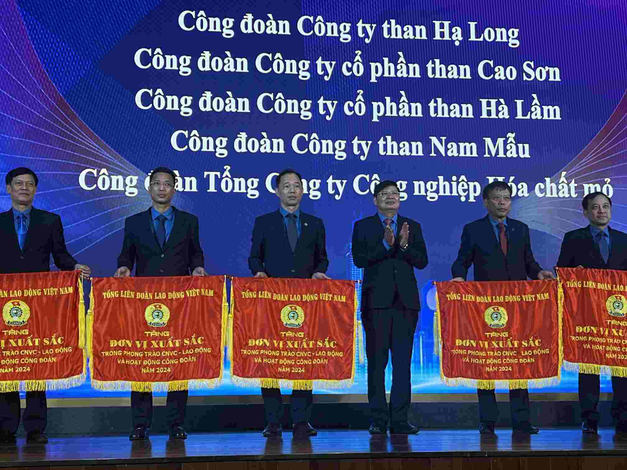 Vice President of the Vietnam General Confederation of Labor Phan Van Anh requested the TKV Trade Union to continue developing union members in 2025 and award Emulation Flags to collectives. Photo: Kieu Vu