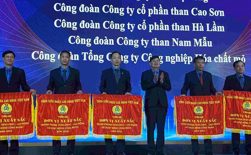 Vice President of the Vietnam General Confederation of Labor Phan Van Anh requested the TKV Trade Union to continue developing union members in 2025 and award Emulation Flags to collectives. Photo: Kieu Vu