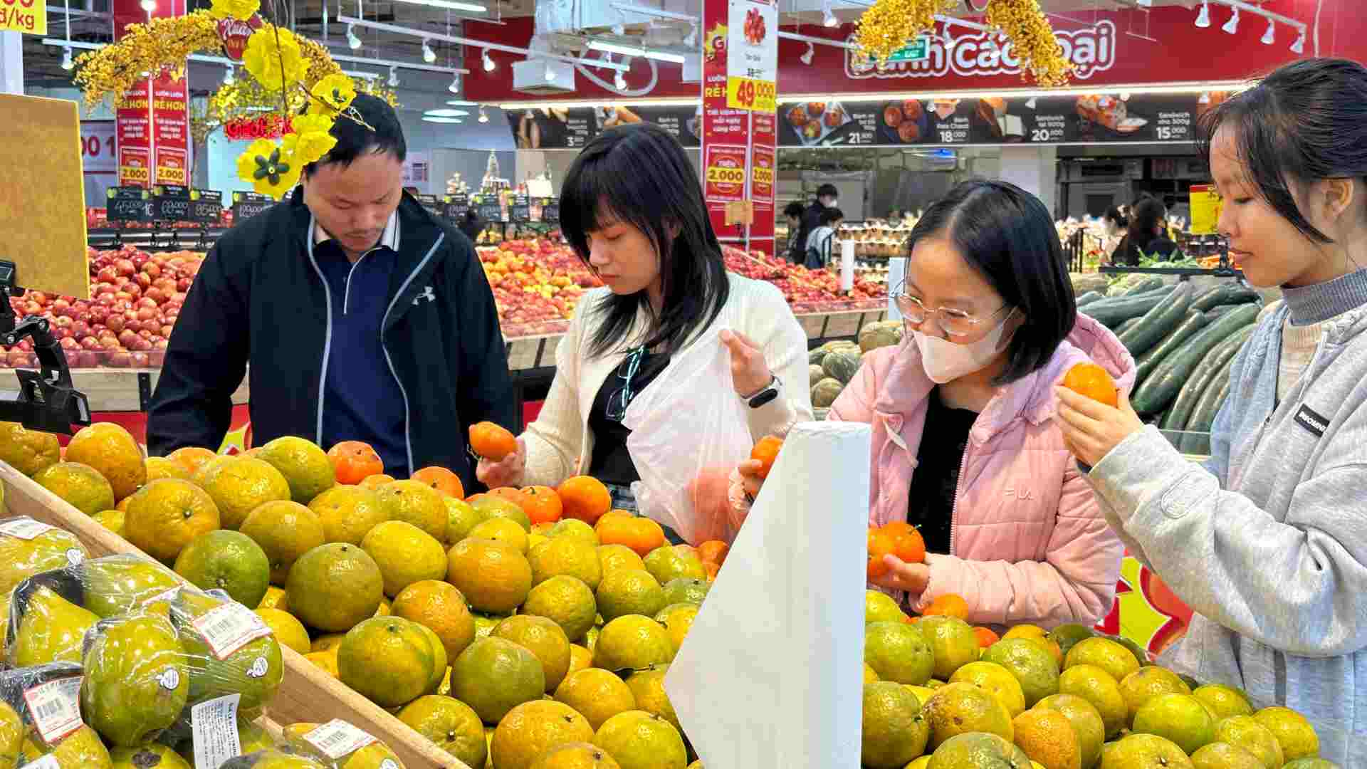 Nguoi dan ngay cang ua chuong mua sam cac san pham xanh, ben vung nham bao ve moi truong va nang cao chat luong cuoc song. (Anh: Minh Duc)