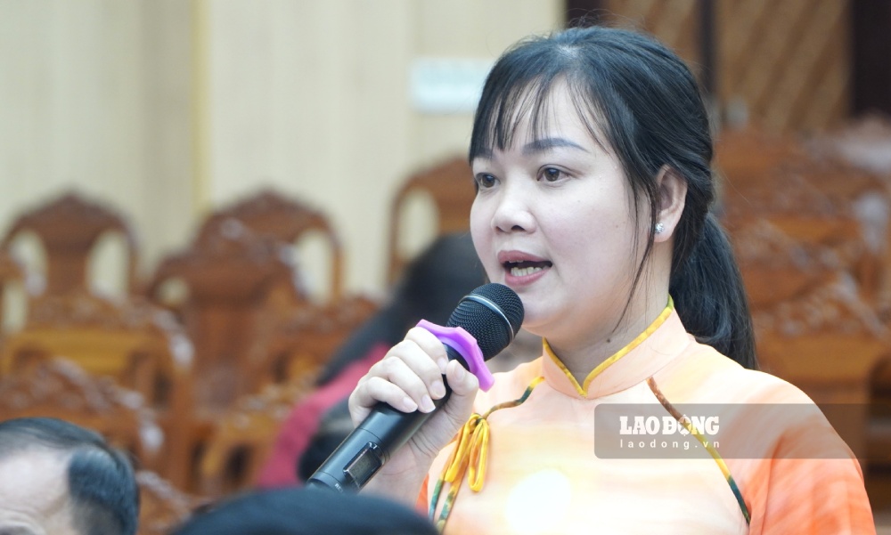 Provincial People's Council delegate Phan Thi Ngoc Cam asked about the project to purchase teaching equipment. Photo: Nguyen Anh