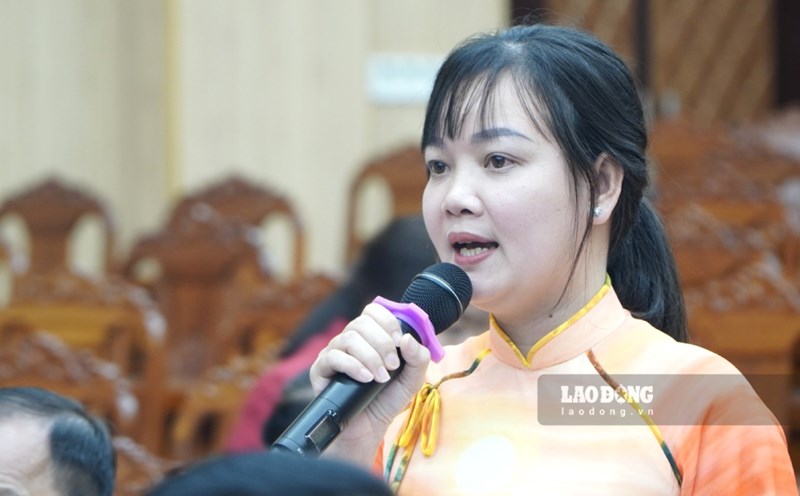 Provincial People's Council delegate Phan Thi Ngoc Cam asked about the project to purchase teaching equipment. Photo: Nguyen Anh