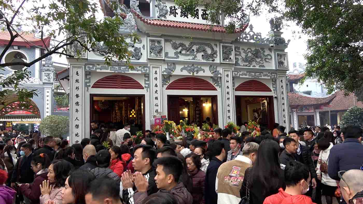 People jostle to go to Tay Ho temple on the first day of the lunar calendar at the end of the year