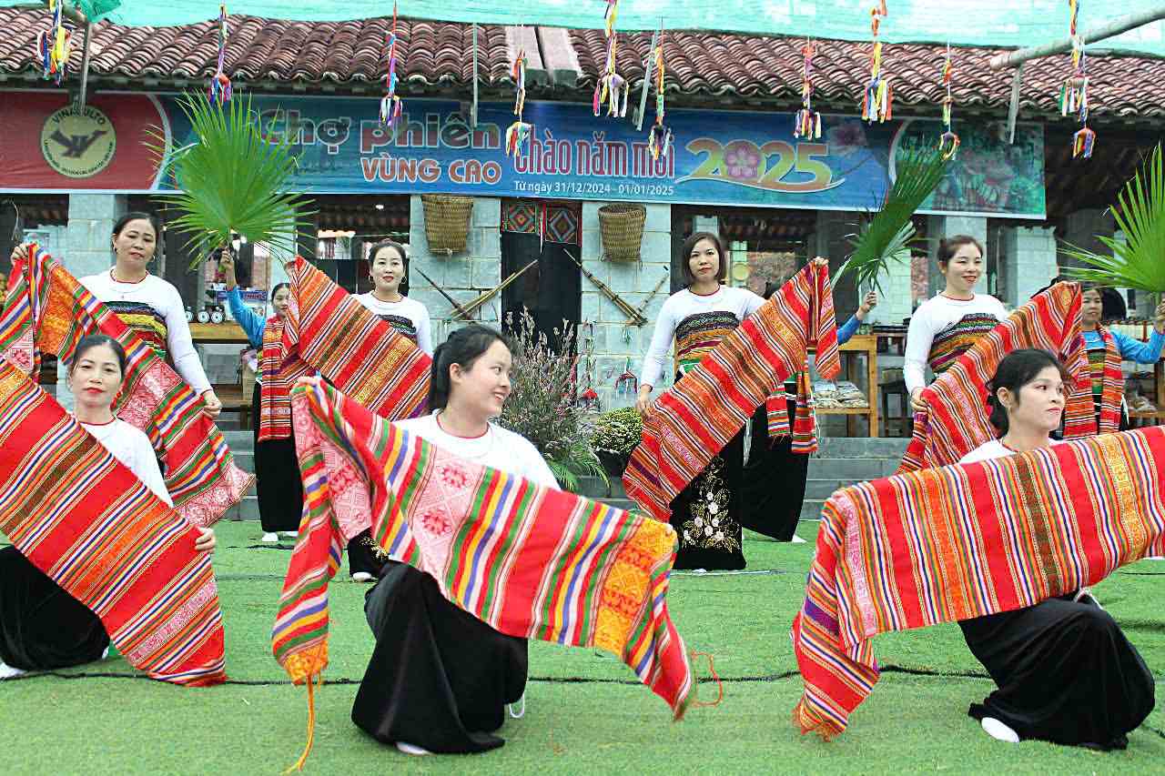 Cac gian hang gioi thieu dac san, chuong trinh dan ca dan vu thu hut khach tham quan. Anh: Thach Luu