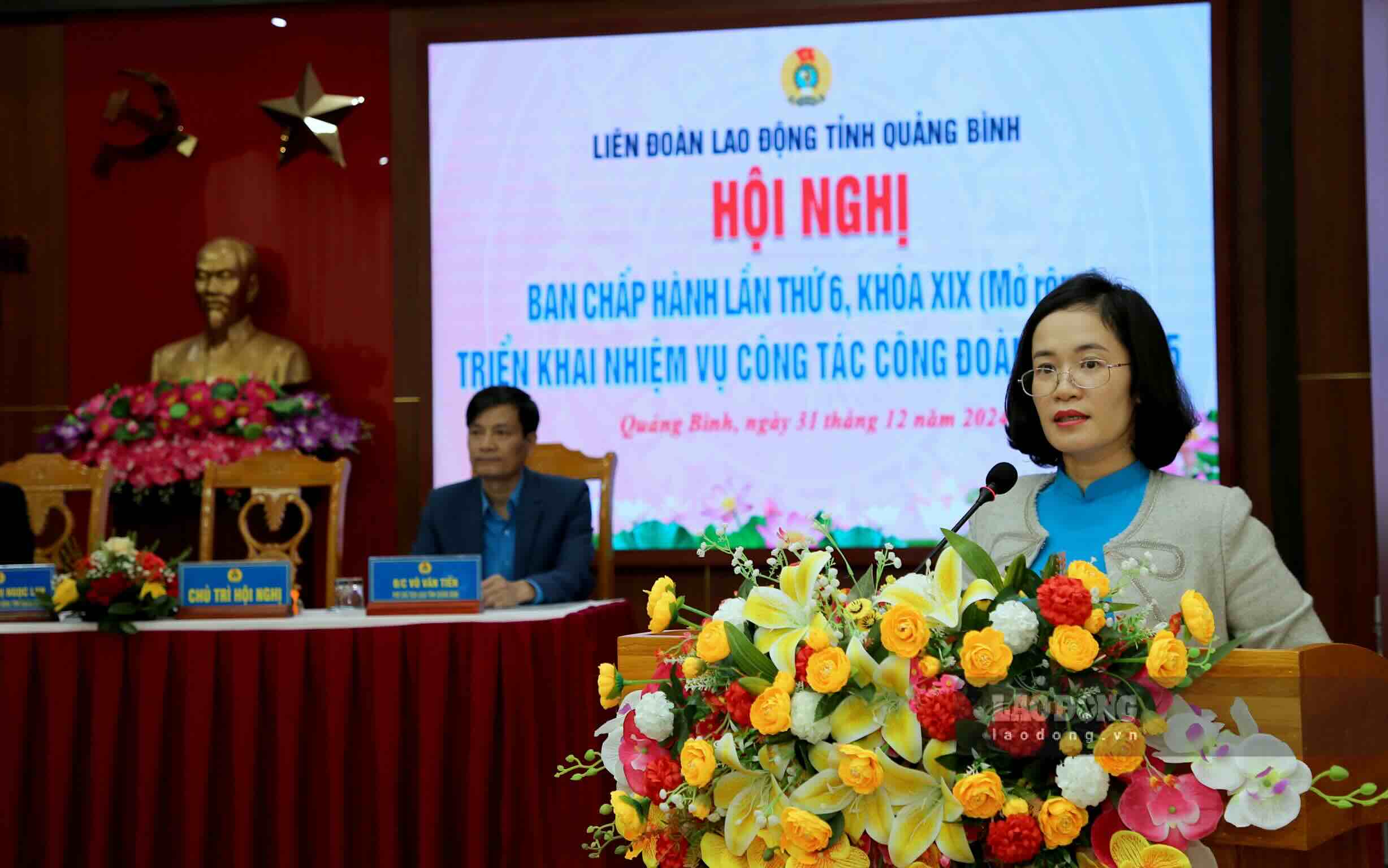 President of Quang Binh Labor Federation Dinh Thi Ngoc Lan speaks at the conference. Photo: CONG SANG