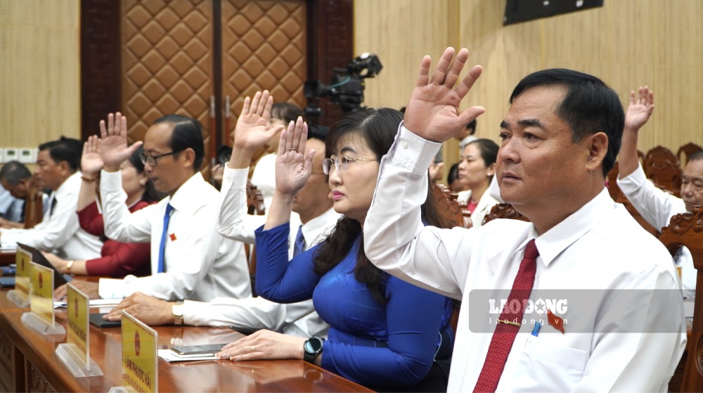 Provincial People's Council delegates vote to approve the Regulation on health insurance support levels for ethnic minorities living in border areas in Kien Giang province. Photo: Nguyen Anh