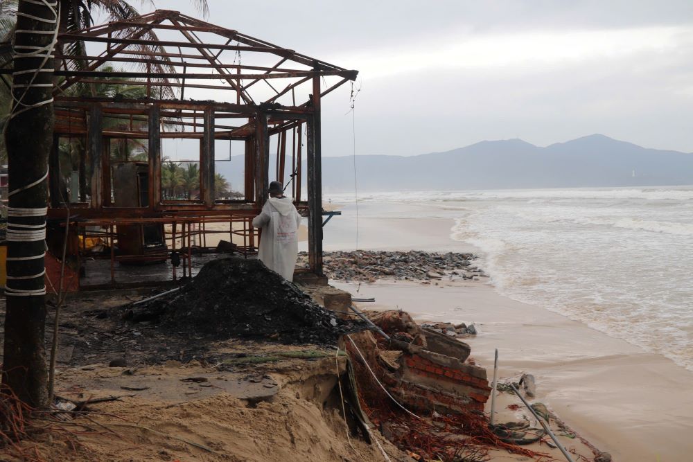 Waves cause damage to Da Nang's sea businesses. Photo: Tran Thi