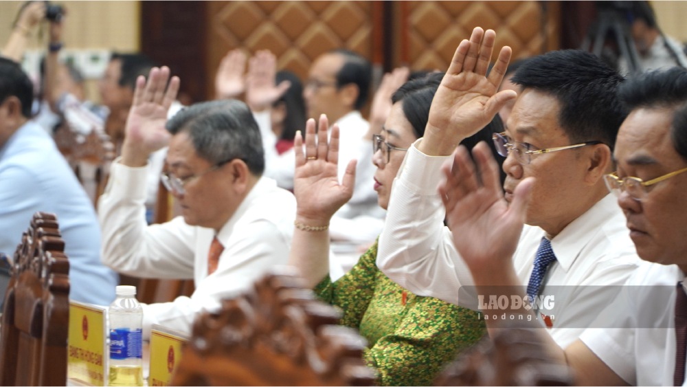 Biểu quyết thông qua Nghị quyết Về việc giao tổng biên chế công chức trong các cơ quan quản lý hành chính nhà nước tỉnh Kiên Giang năm 2025. Ảnh: Nguyên Anh