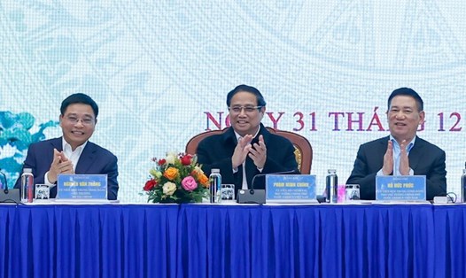 Thủ tướng Phạm Minh Chính, Phó Thủ tướng Hồ Đức Phớc và Bộ trưởng Bộ Tài chính Nguyễn Văn Thắng chủ trì Hội nghị - Ảnh: VGP/Nhật Bắc