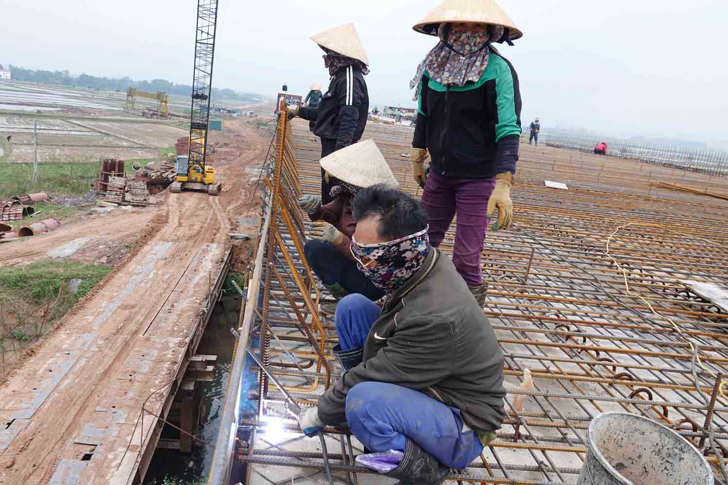 Workers are constructing the iron section on the Le Duan overpass on the North-South Expressway, Ham Nghi - Vung Ang section in Ha Tinh. Photo: Tran Tuan.