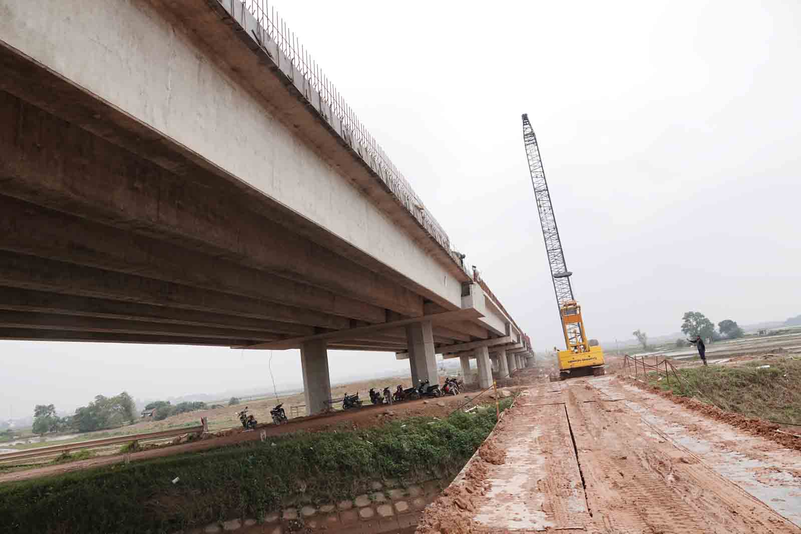 Cau Le Duan la cay cau cao toc dai nhat o Ha Tinh voi chieu dai gan 1km Ha Tinh. Anh: Tran Tuan.