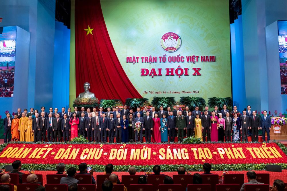 The Presidium of the Central Committee of the Vietnam Fatherland Front, 10th tenure, 2024-2029, introduced itself to the Congress. Photo: Quang Vinh