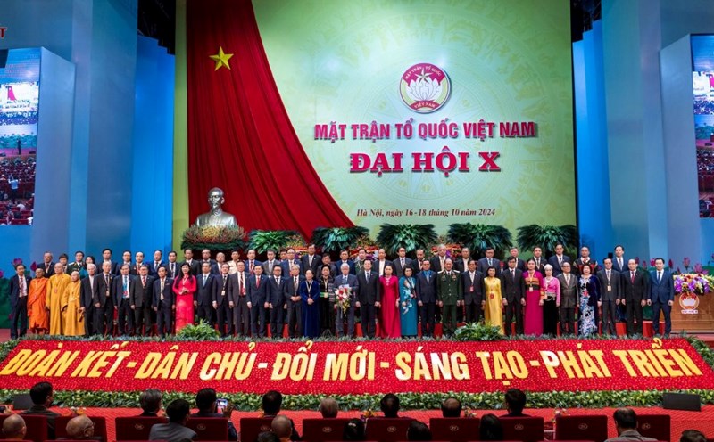 The Presidium of the Central Committee of the Vietnam Fatherland Front, 10th tenure, 2024-2029, introduced itself to the Congress. Photo: Quang Vinh