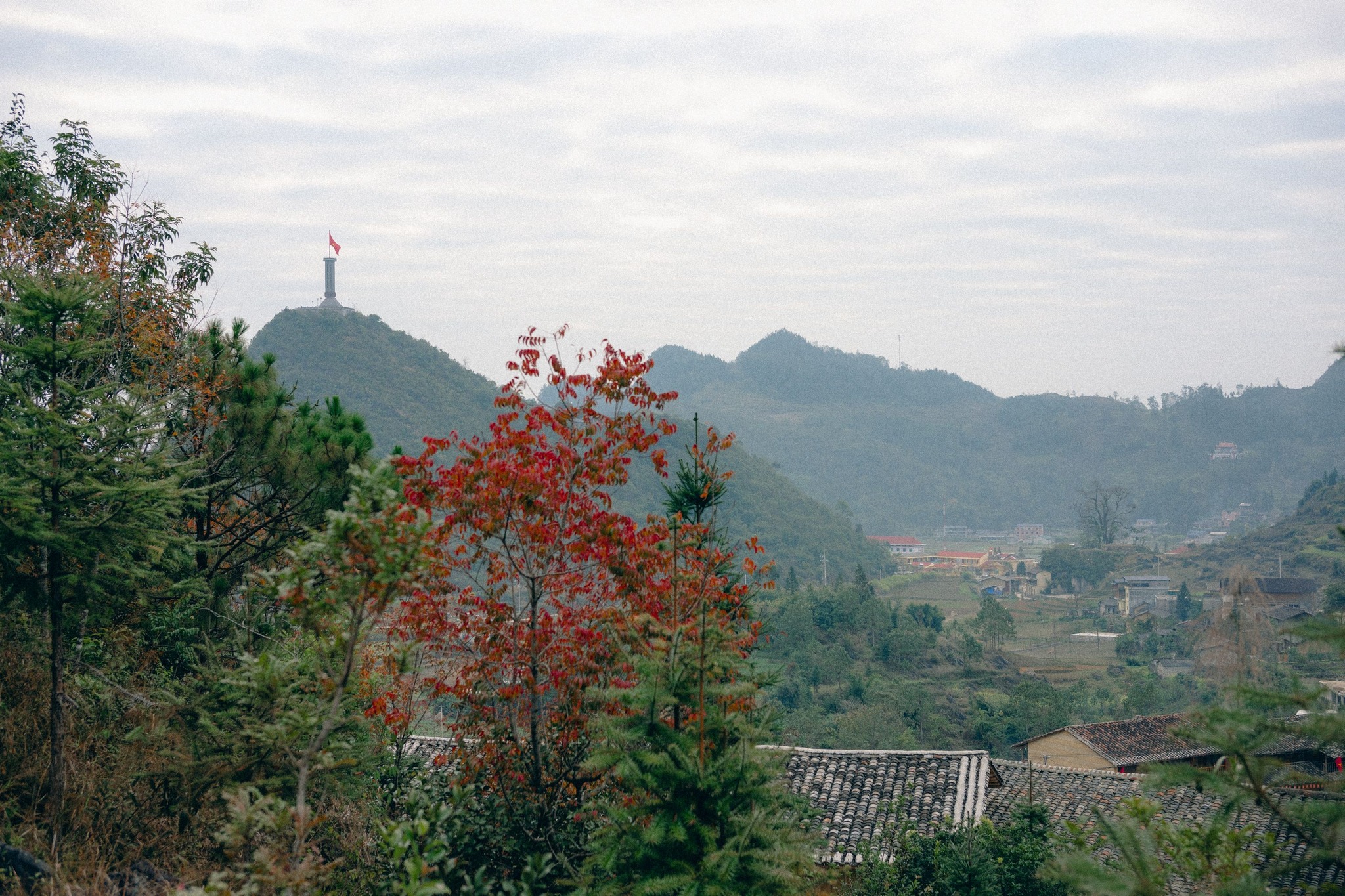 Chi cach cot co Lung Cu 1,5km, neu du khach leo len cot co co the phong tam mat ngam nhin Lo Lo Chai tu tren cao. Va dac biet tu bat cu vi tri nao trong lang du khach cung co the thay cot co sung sung tren dinh nui Rong (Long Son).