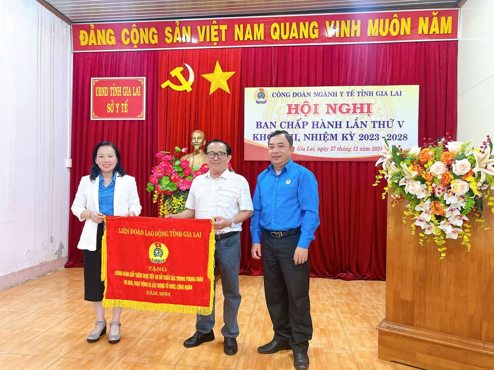 Presenting emulation flag to Gia Lai Provincial Health Sector Trade Union. Photo: Thanh Tuan