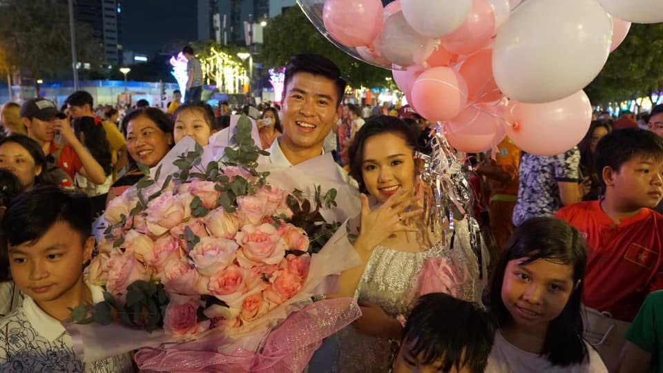 Duy Manh cau hon Quynh Anh tai pho di bo Nguyen Hue. Anh: FBNV