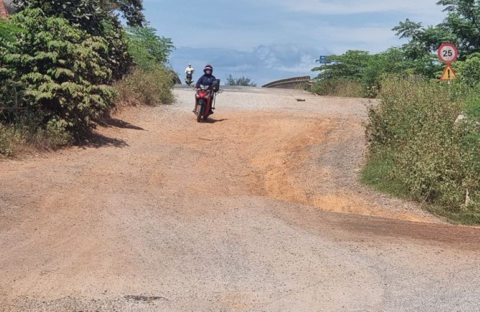 The road leading to An Mo bridge has not been completed yet, and when it rains it becomes muddy, making traffic unsafe. Photo: Hung Tho.