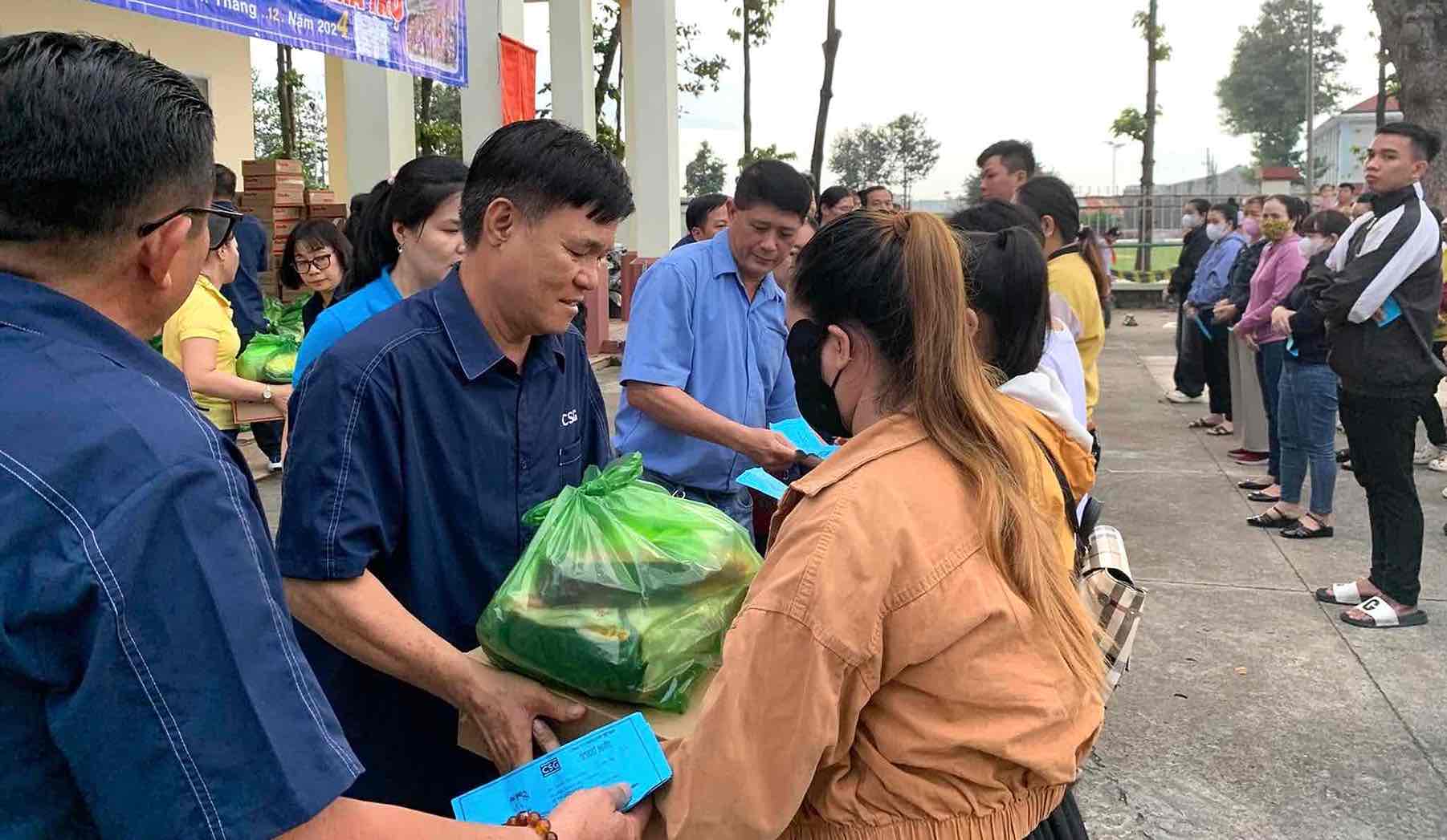 Mr. Dang Tuan Tu - Chairman of the company's trade union presented gifts to workers in Trang Dai ward, Bien Hoa city, Dong Nai. Photo: Trade union of Chang Shin Vietnam Co., Ltd
