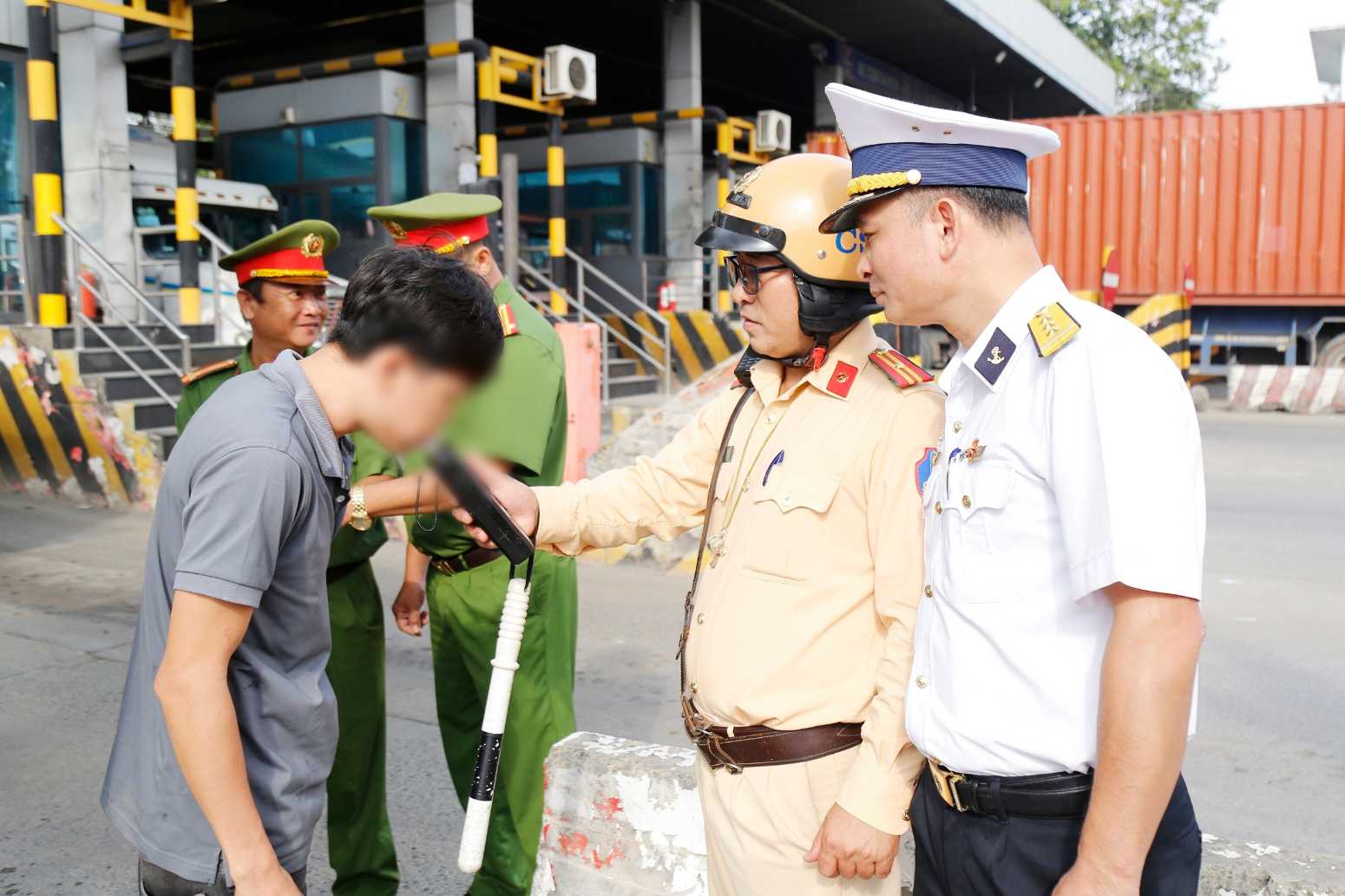 Lực lượng chức năng kiểm tra tại cảng Cát Lái. Ảnh: Công Hoan