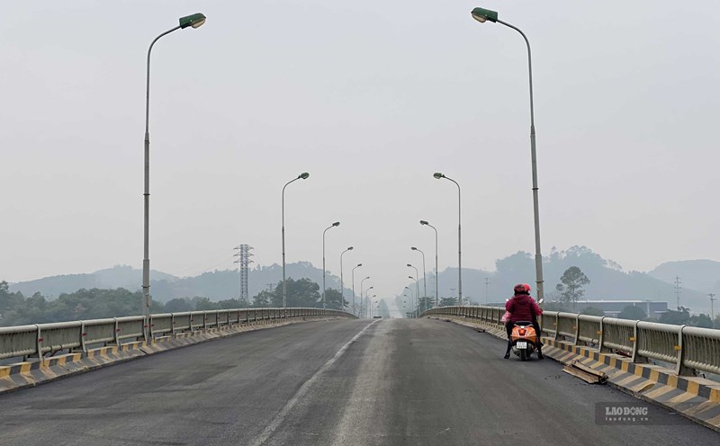 Van Phu Bridge in Yen Bai opens to traffic. Photo: Tran Bui.