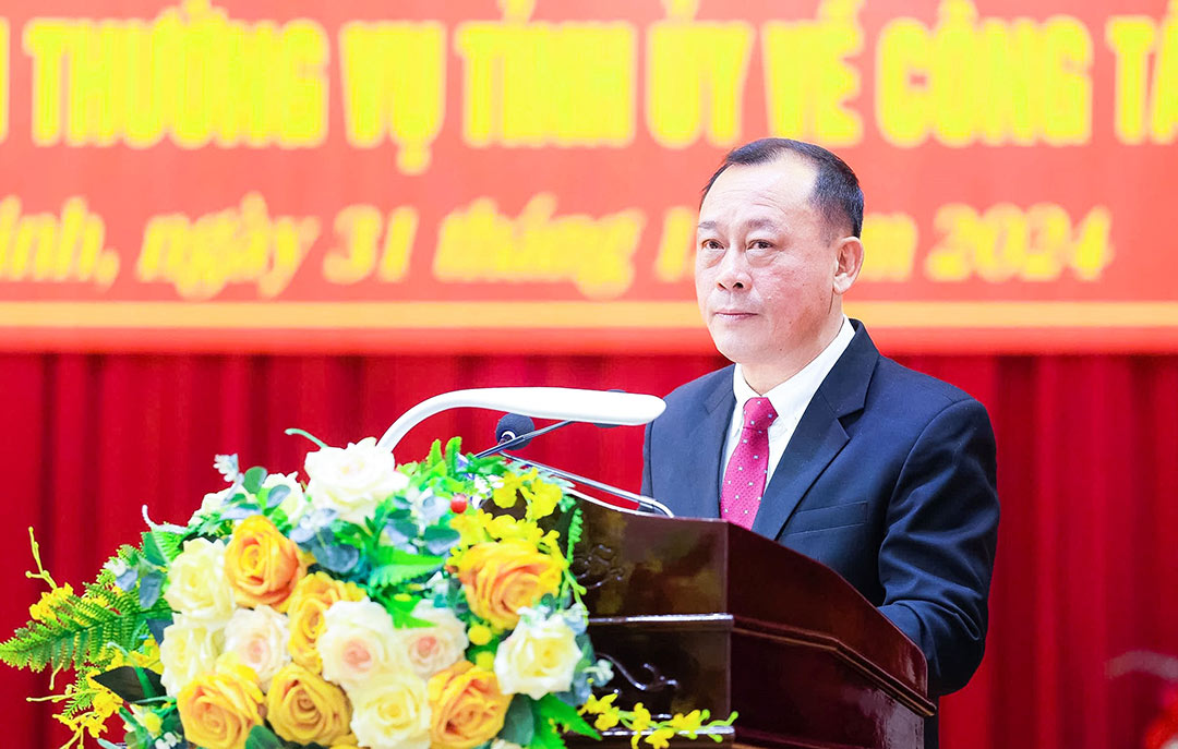 Mr. Phan Duc Dong - Member of the Provincial Party Standing Committee - Secretary of Vinh City Party Committee on behalf of the Executive Committee of Vinh City Party Committee (new) delivered a speech accepting the assignment. Photo: Pham Bang