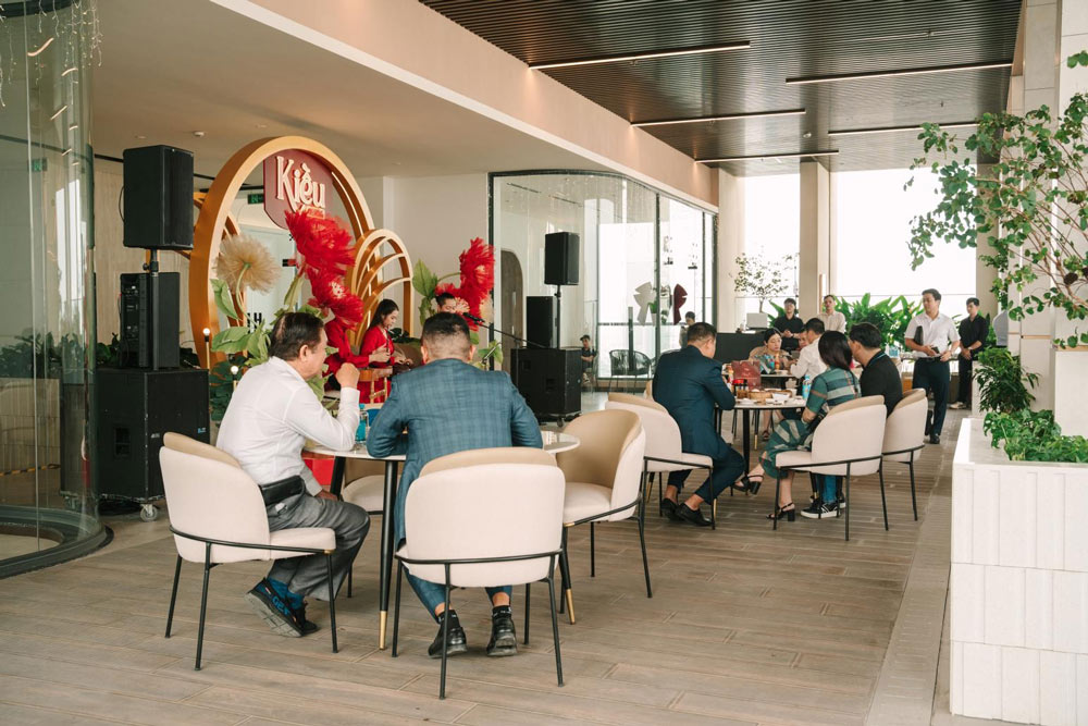 Customers attending the event welcoming the owners of luxury apartments on December 28. Photo: Provided by DN