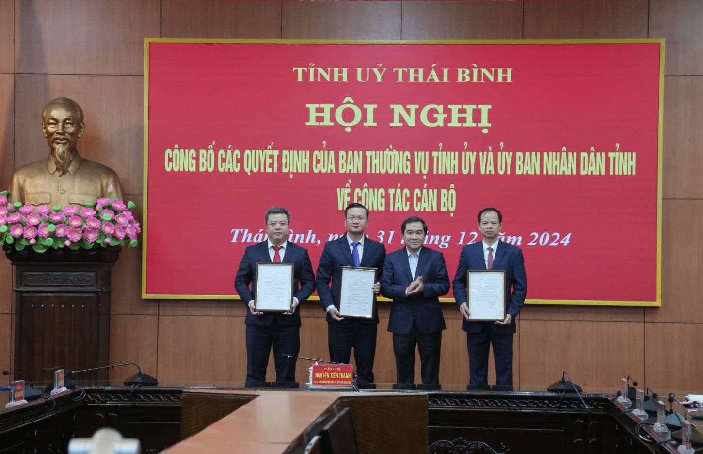 Mr. Nguyen Tien Thanh, Standing Deputy Secretary of the Provincial Party Committee, Chairman of the People's Council of Thai Binh province, presented decisions to 3 officials assigned tasks, transferred and appointed. Photo: Nam Hong