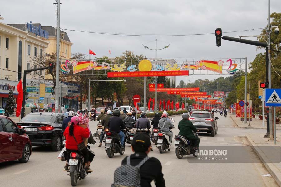 Tu 1.1.2025, nguoi dieu khien oto vuot den do bi phat 18-20 trieu dong.