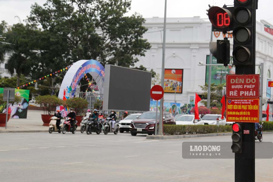 Dien Dien Phu City Police installed a series of additional signs warning of red light violations and clearly stating the fine amount. Photo: Quang Dat