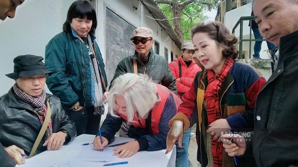 Tập thể nghệ sỹ, người lao động ký đơn gửi các cơ quan chức năng. Ảnh: Minh Hạnh 