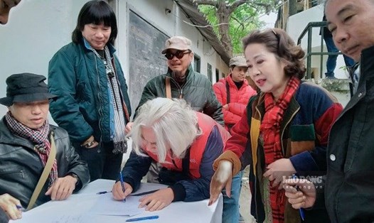 Tập thể nghệ sỹ, người lao động ký đơn gửi các cơ quan chức năng. Ảnh: Minh Hạnh