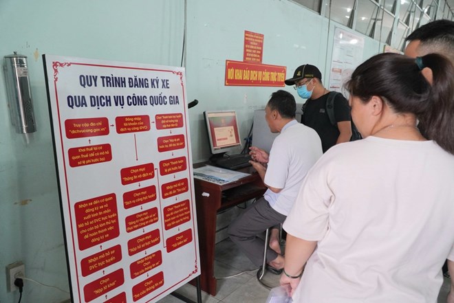 Chủ xe phải làm thủ tục thu hồi biển số xe đã đăng ký trước đó nếu muốn lắp biển số trúng đấu giá. Ảnh: Chân Phúc