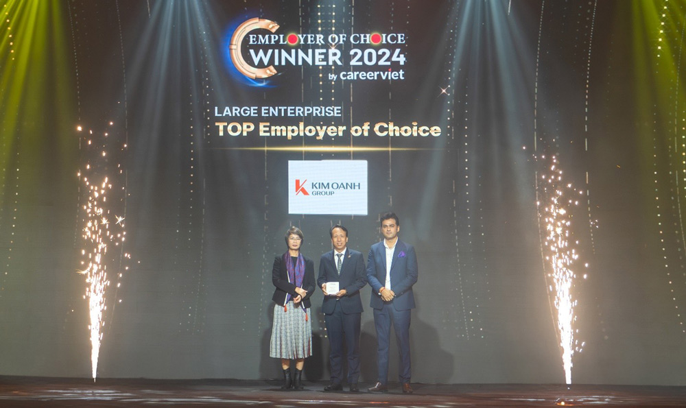 Mr. Nguyen Luong Tho (middle) - Deputy General Director of Operations Kim Oanh Group represented to receive the award of Most Favorite Employer of 2024.