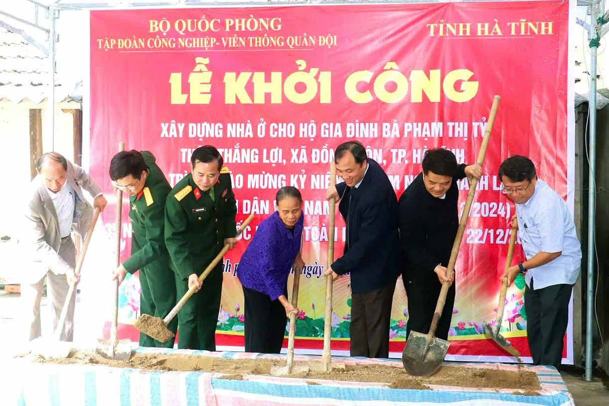 Lãnh đạo tỉnh Hà Tĩnh tham gia khởi công xây nhà cho hộ nghèo thuộc chương trình Xóa nhà tạm, nhà dột nát trên địa bàn dịp giữa tháng 12 vừa qua. Ảnh: Thu Uyên.