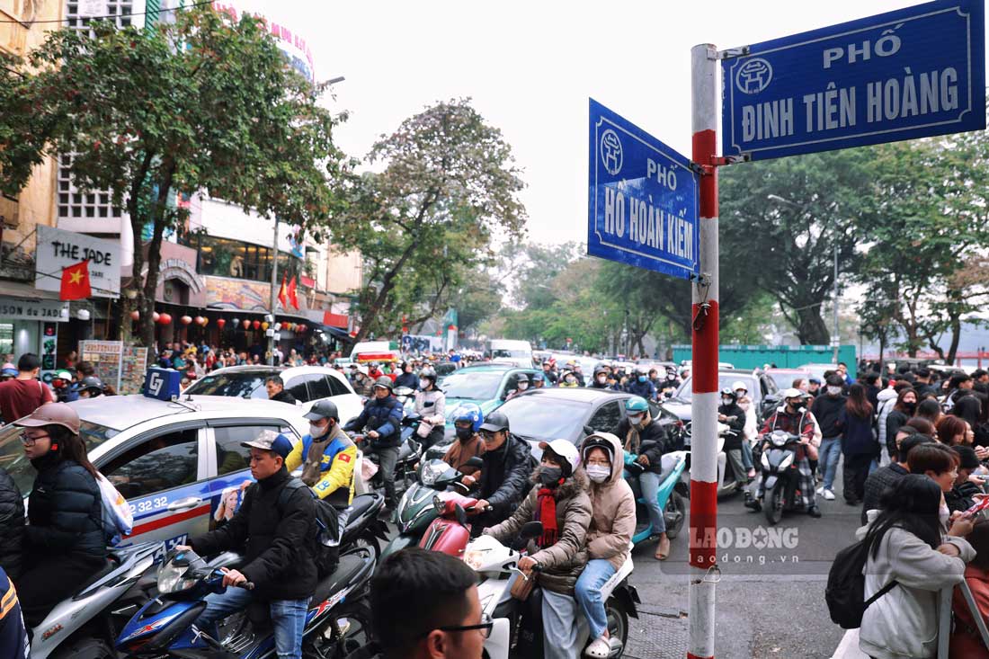 Do so luong nguoi va phuong tien do ve khu vuc Pho di bo Ho Guom dong nen cac tuyen pho luon trong tinh trang chat cung.