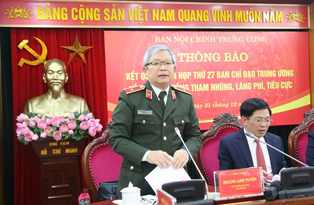 Major General Hoang Anh Tuyen - Deputy Chief of Office, Spokesperson of the Ministry of Public Security - informed about the prosecution of the General Director of SJC Company and related people. Photo: T.Vuong