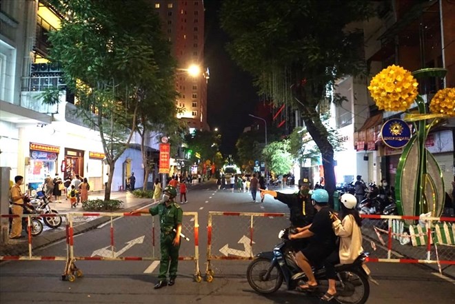 Ho Chi Minh City bans vehicles on many central streets to serve fireworks displays. Photo: Anh Tu