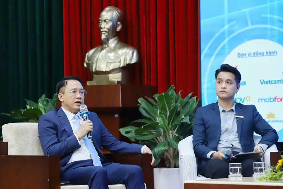 Ong Mai Son - Pho Tong cuc truong Tong Cuc Thue phat bieu trong phan thao luan ban tron. Anh: To The