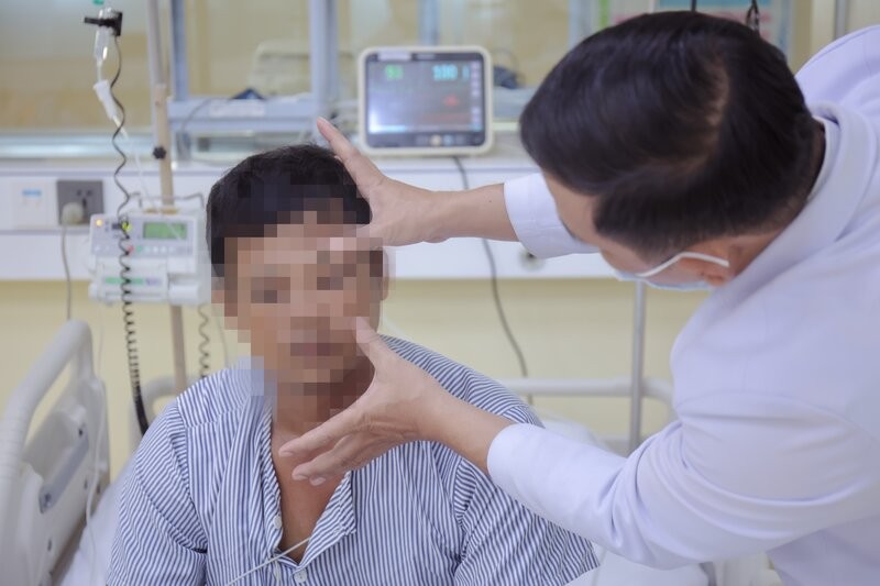 The man who was stung by a bee has gradually recovered. Photo: Nhat Ho