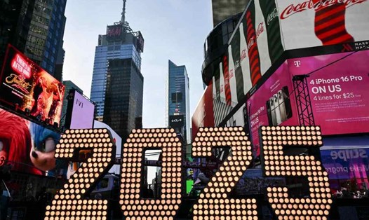 Quảng trường Thời đại ở New York (Mỹ) sẵn sàng chào đón năm mới 2025. Ảnh: AFP