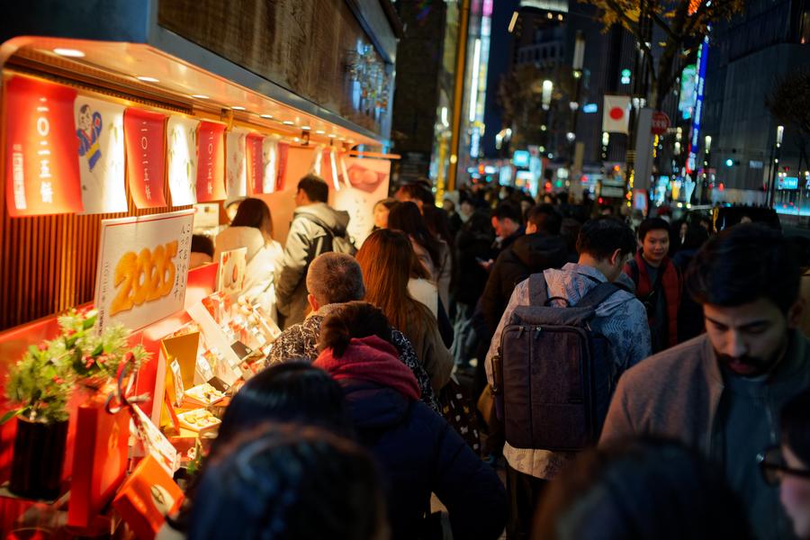 Xếp hàng để mua đồ ăn nhẹ cho năm mới tại Ginza, Tokyo, Nhật Bản, ngày 28.12.2024. Ảnh: Xinhua