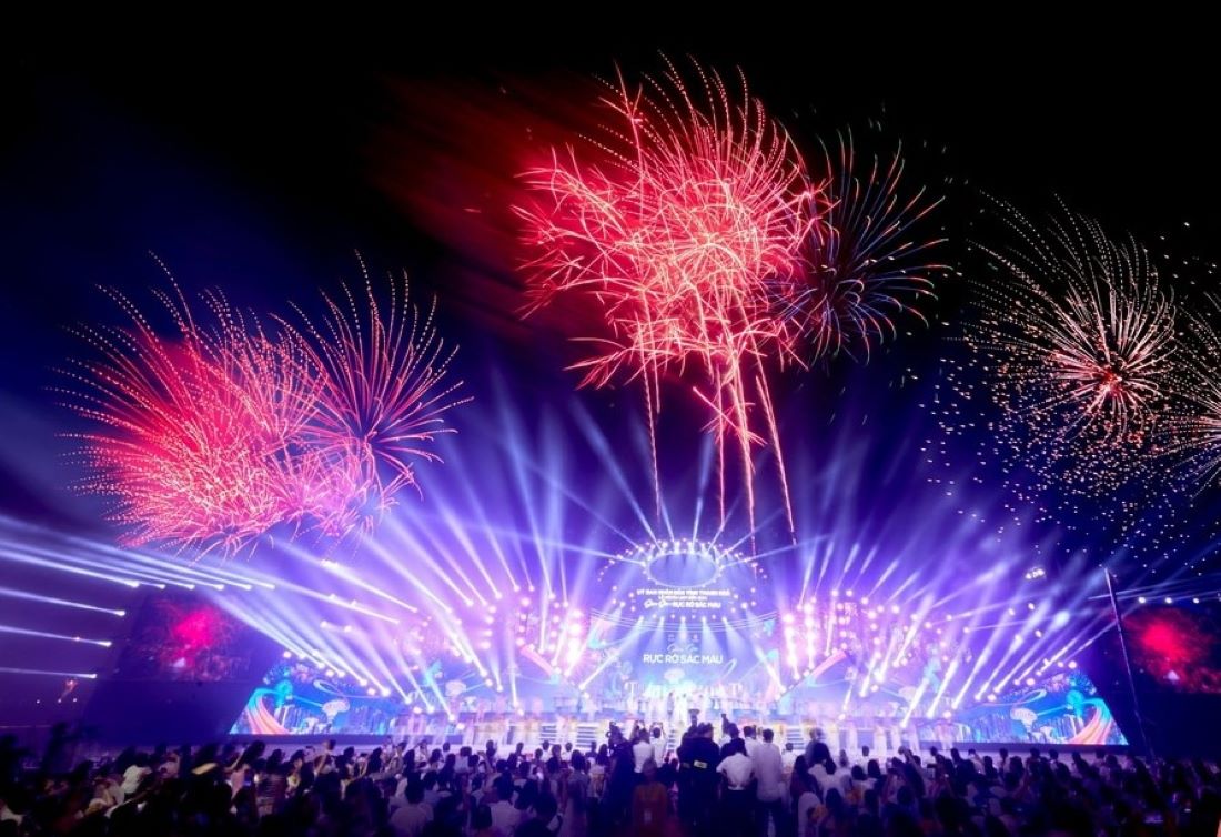Fireworks at Lam Son Square, Thanh Hoa City. Photo: Tran Lam